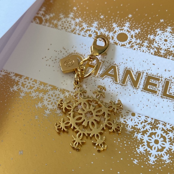 Chanel Holiday Gift Packaging - Picture 2 of 11